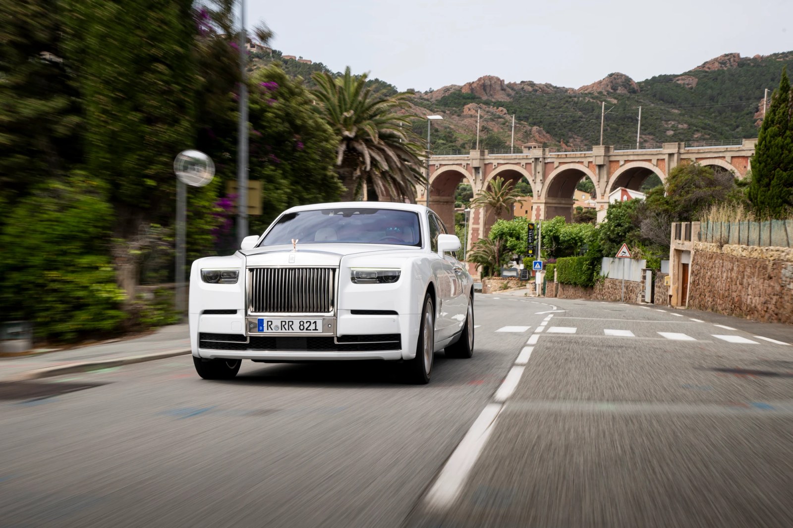 Rolls-Royce Returns to Saint-Tropez With Sixteen Bespoke Cars