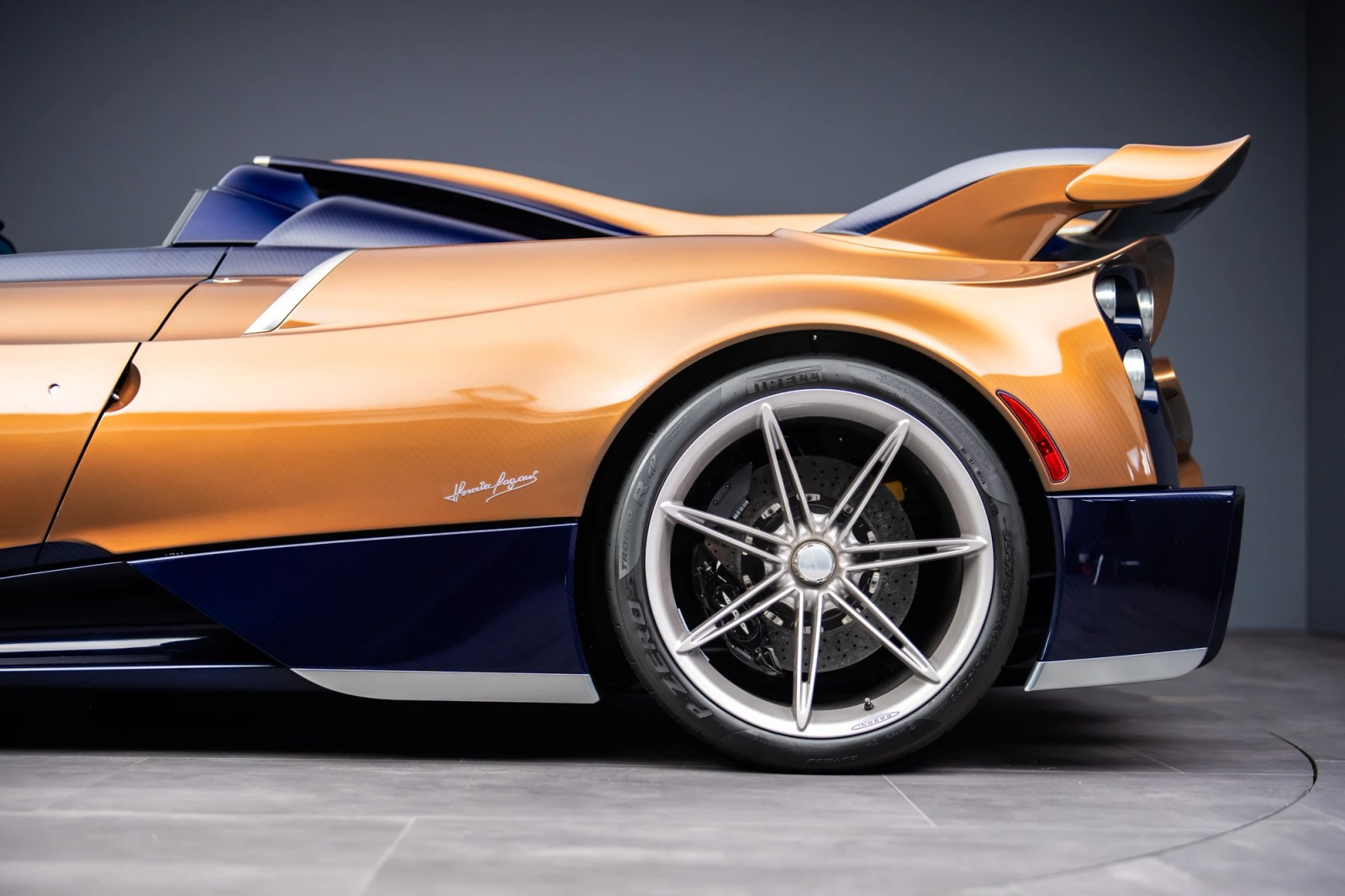 Interior of the Pagani Huayra 70 Derecho, showing the Ceramic White and Tricolore Blue leather seats.