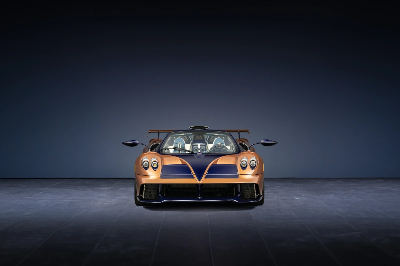 Side profile of the Pagani Huayra 70 Derecho, highlighting the two-tone livery.