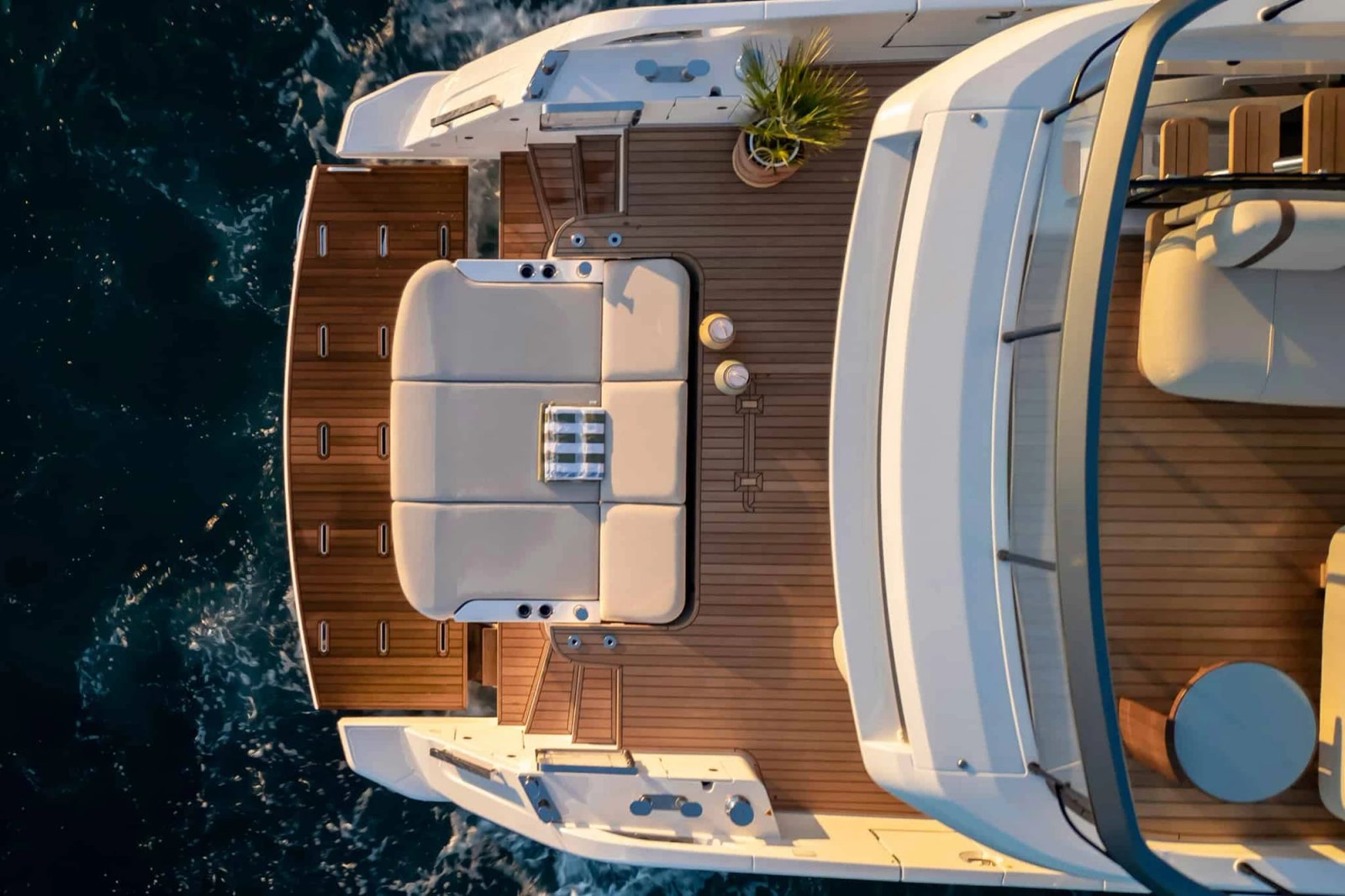 The beach cockpit area of an Azimut Fly 62 yacht