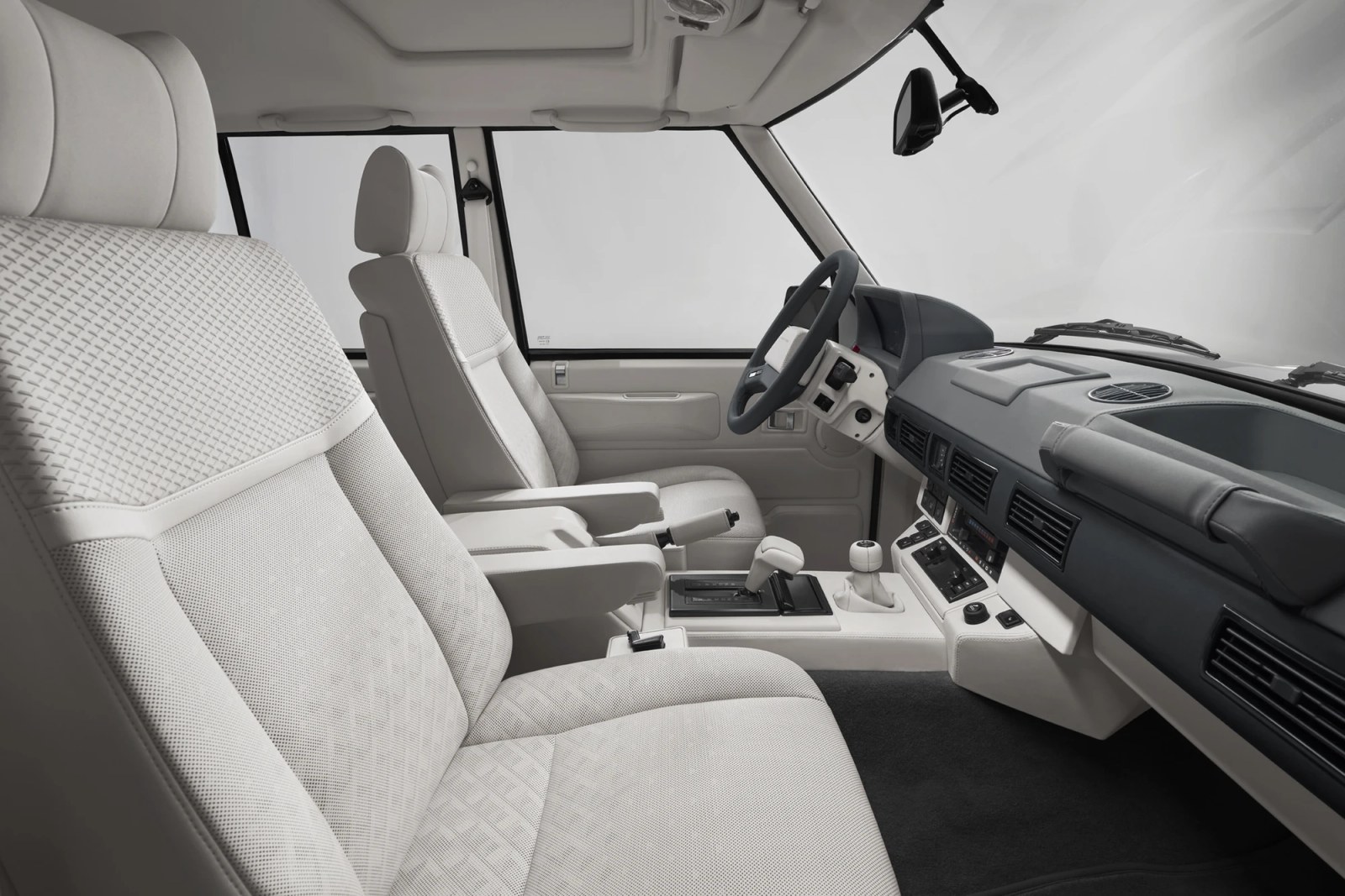 Range Rover pairs a 1993 Classic with the new SV Ultra for Monterey