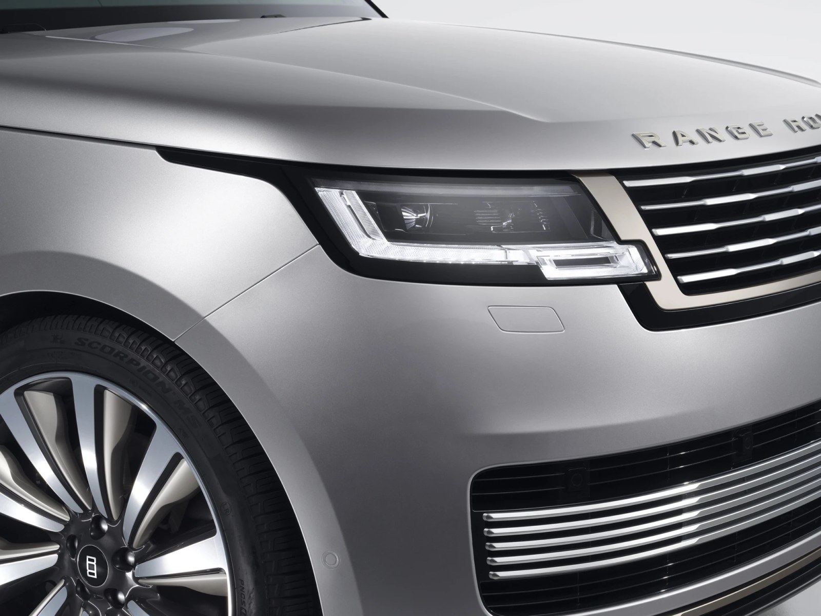 Range Rover pairs a 1993 Classic with the new SV Ultra for Monterey
