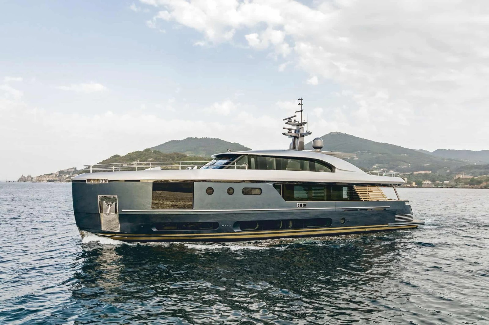The long-range Azimut Magellano 30M at sea