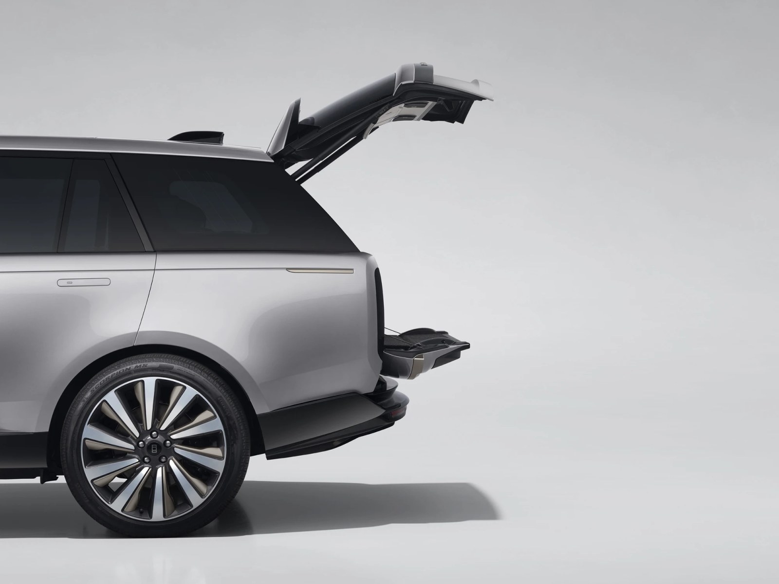 Range Rover pairs a 1993 Classic with the new SV Ultra for Monterey