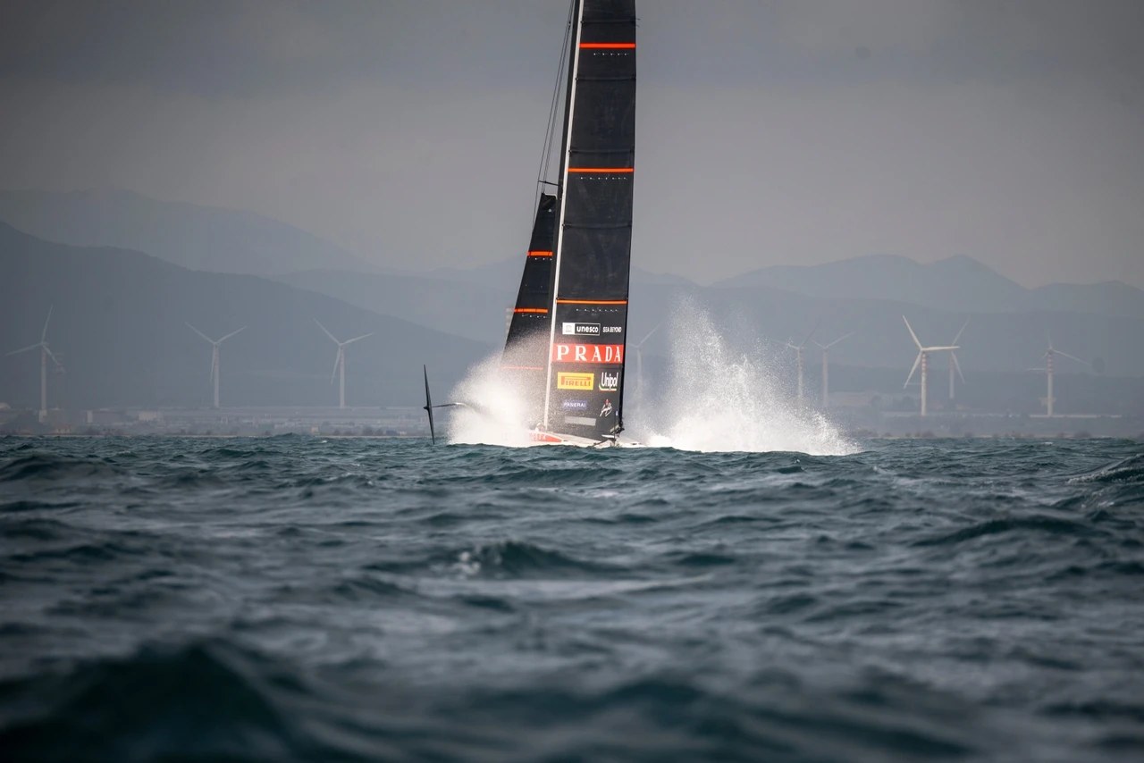 The Luna Rossa AC75 seen from a distance on the Bay of Angels.