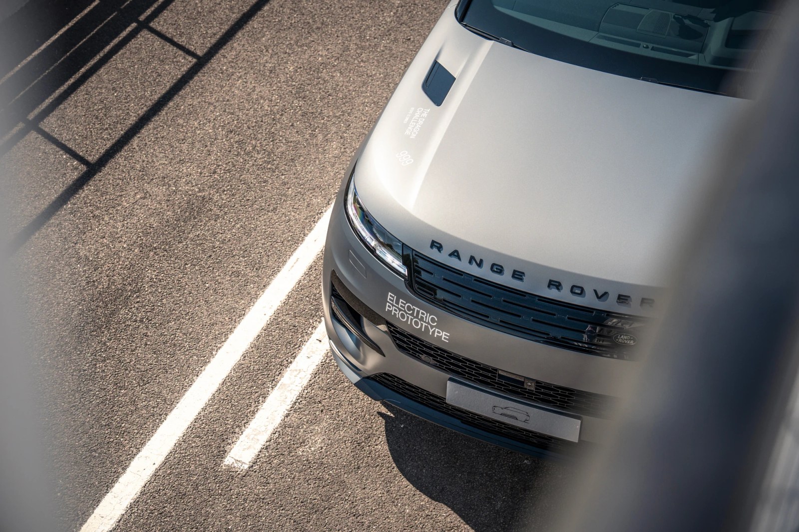 High-resolution detail of the new Range Rover Sport Electric.