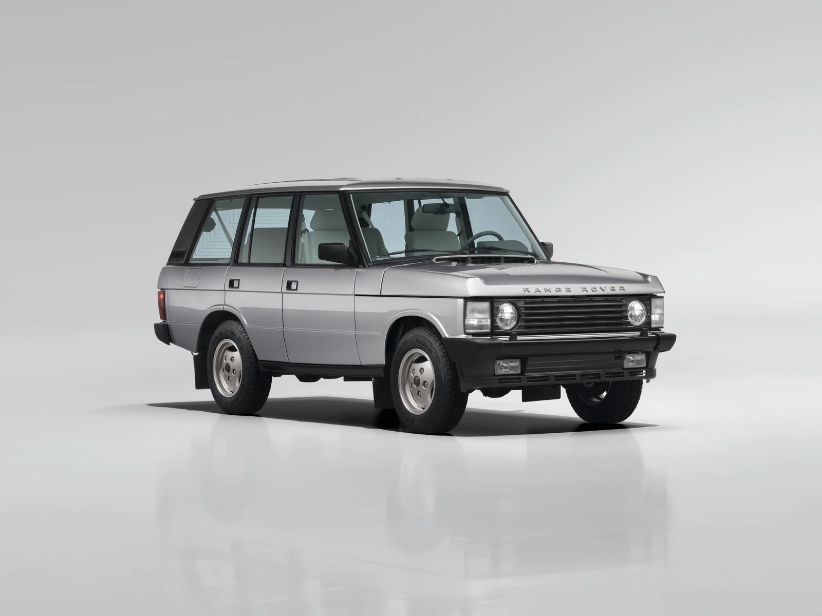 Range Rover pairs a 1993 Classic with the new SV Ultra for Monterey