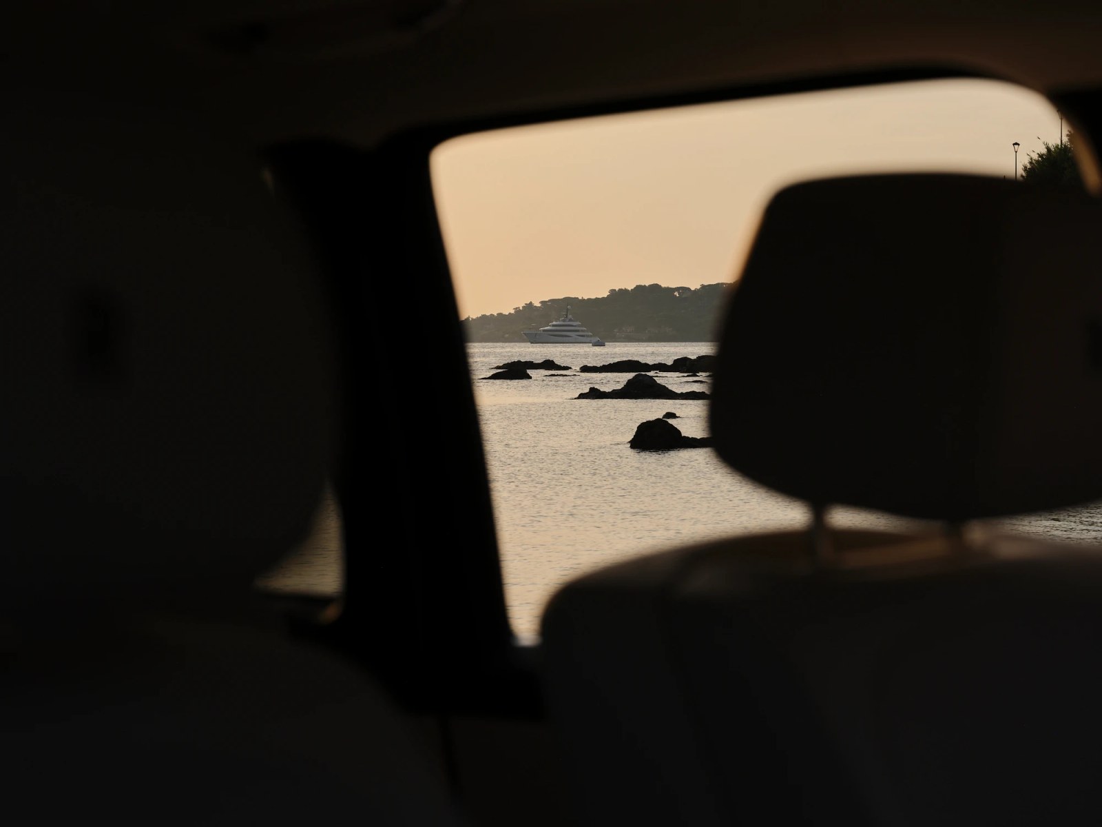 Rolls-Royce Returns to Saint-Tropez With Sixteen Bespoke Cars